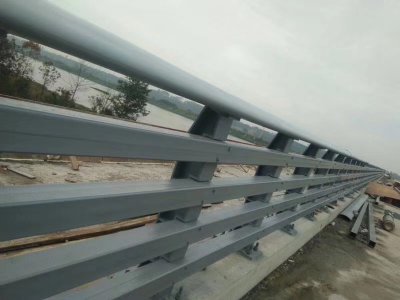 桥梁防撞护栏