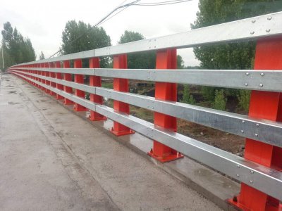 桥梁防撞护栏 红色立柱