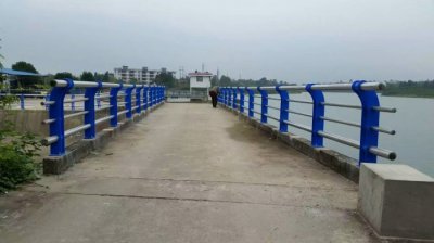 桥梁304不锈钢复合管护栏 1050*50mm 蓝色